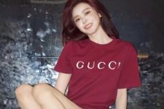 多控一會(huì)也行！美娜坐飄窗上光腿光腳曬照：控你12秒~