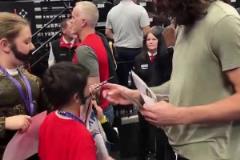 他真的我哭死小球迷拿出追夢踢蛋照片 亞當斯居然照簽不誤！