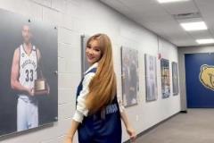 真是太美辣！周玲安穿上河村勇輝的球衣，美美地拍了個視頻！