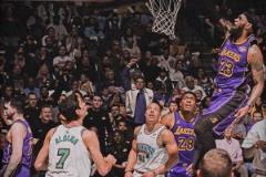 這一幅也是世界名畫！老詹快攻劈扣，籃下的貝恩瞪大雙眼