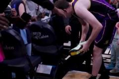 小里把新款準(zhǔn)者簽名鞋給場邊球迷！