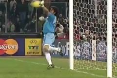 卡洛斯的任意球很恐怖？布馮：單手就能撲！