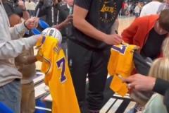 東契奇這人氣真可以！在灰熊主場(chǎng)也這么多球迷追著要簽名