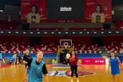 成功就很興奮！李夢和隊友挑戰(zhàn)行進間5人連續(xù)投進5球