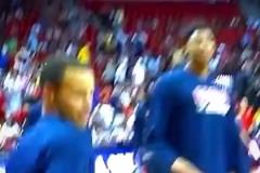 半獸人胯下?lián)Q手扣籃，一旁的庫(kù)里比劃了一下：算了，還是投三分吧