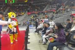 這畫面好像電影一樣！美女主角的一記投籃~