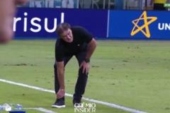 球隊(duì)被進(jìn)球！場邊庫卡憤怒踢球把自己搞傷！