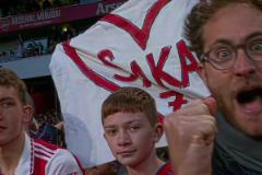 費爾明禁區(qū)線附近倒地裁判先給任意球，VAR回看后改判任意球