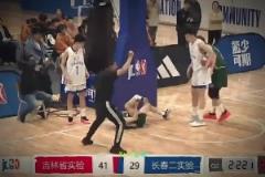 太恐怖了！小伙落地踩到籃球架90°崴腳變形 喬治親自發(fā)視頻鼓勵