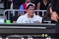 這么大膽？此前火箭vs掘金，疑似一對情侶在烏度卡身后做刺激的事