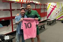 致敬德約！梅西進(jìn)球后做出打網(wǎng)球的動(dòng)作！