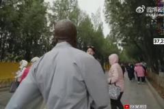 甲亢哥被中國球迷逮住，被說成是科比！還被要求表演后仰跳投