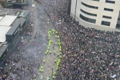 時(shí)隔70年再奪冠！紐卡奪冠游行30萬人擠滿街道！