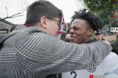 甲亢哥親吻神秘中國“女子”，“女子”甚至還跪下求婚了