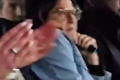 全家狠人姆巴佩任意球打進后，看臺上的媽媽深吸一口電子煙