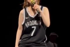 好聽(tīng)！鄧紫棋在籃網(wǎng)主場(chǎng)開(kāi)演唱會(huì) 穿籃網(wǎng)7號(hào)球衣唱《海闊天空》