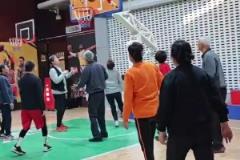 大姨和大爺組隊(duì)打比賽 ，這傳球和跑位完爆現(xiàn)在的年輕人了吧