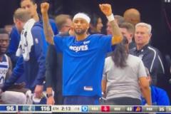 球隊(duì)大比分領(lǐng)先時(shí)沃克場(chǎng)邊嗨搖，若隱若現(xiàn)