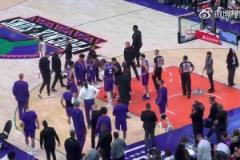 看起來傷得挺嚴(yán)重！杜蘭特在隊(duì)友們的攙扶下艱難離開球場(chǎng)