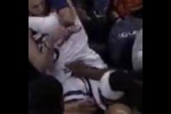 出生??！沖突中，斯圖爾特用力抓迪文胯下