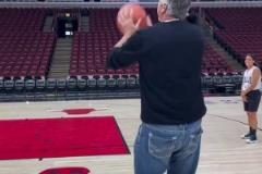 老球迷看背影能認出這是哪位公牛名宿嗎？？？