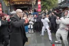 甲亢哥被畫成了熊貓臉，這下黑臉看不出來了