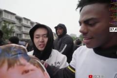 路人送“大張偉”給甲亢哥，看到背面后甲亢哥驚呼：ni**er