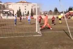 明目張膽了是吧！在荷蘭較低的聯(lián)賽中，裁判打進(jìn)了一粒進(jìn)球！