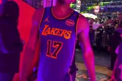 贏球功臣！芬尼-史密斯賽后手舞足蹈走回更衣室