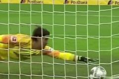 索默的第二反應(yīng)到底有多快？來(lái)看其德甲賽場(chǎng)上的極限指尖撈球