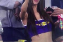 導(dǎo)播先等等！被場(chǎng)邊的湖人女球迷美到了