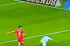 有絲絲熟悉！安東尼秀踩單車后趟球向前，結(jié)果自己踉蹌倒地