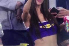 今日火湖大戰(zhàn)最后時刻，烏度卡身后一女球迷拿手機妖嬈自拍