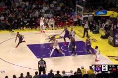 最和諧的一次沖突！亞當(dāng)斯和電風(fēng)扇對(duì)抗中有小摩擦，兩人都笑了！