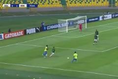 決不允許！巴西U17球員站在球上，裁判吹停比賽+黃牌警告