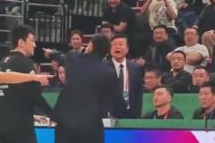 看這口型罵的很臟??！昨晚技術(shù)臺工作人員指著楊鳴怒罵