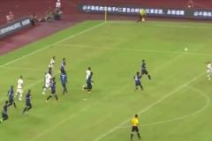 專進(jìn)世界波的中后衛(wèi)！梅克斯米蘭德比中的逆天凌空爆射