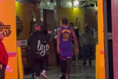 今天頭號(hào)功臣！電風(fēng)扇賽后走入球員通道，關(guān)注度比東契奇還高