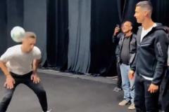 這動(dòng)作強(qiáng)啊！小伙空翻襠部接球讓C羅驚呼