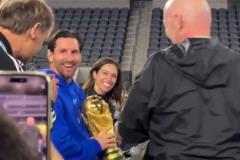 又來一座獎杯！？主持人請梅西親吻獎杯，梅西高興壞了