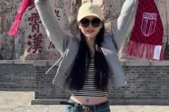 成都美女球迷爬泰山為主隊(duì)助威