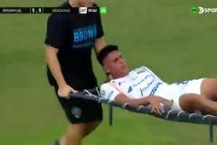 暴力南美！抬擔架人員突然撒手，阿根廷低級別聯(lián)賽現(xiàn)場打成一團