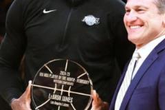 歷史最老月最佳球員！40歲詹姆斯領(lǐng)取2月西部最佳球員獎(jiǎng)杯