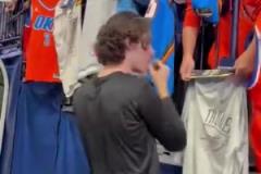 愛來自O(shè)KC！雷霆主場(chǎng)賽前熱烈歡迎基迪！基迪為雷霆3號(hào)簽名！