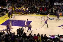 差點要命了！詹姆斯最后時刻單挑申京想造犯規(guī)，結果離譜失誤！