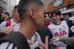 甲亢哥一臉厭惡看著“梅西”，但“梅西”還是想和甲亢哥合影