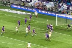 望平安，實(shí)拍斯帕吉奇受傷瞬間：爭(zhēng)頂后失去平衡后腦重重砸地