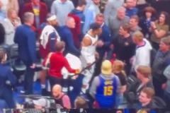 威少賽后從球員通道離開又回頭，疑似與掘金主場球迷發(fā)生口角