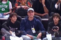 吉諾比利&帕克現(xiàn)身馬刺主場(chǎng)看球 馬努雙胞胎兒子發(fā)量可以啊