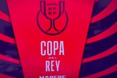 喘不上氣！久保健英被維尼修斯放倒后久久地躺在地上